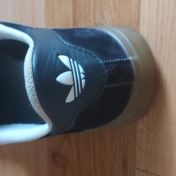 Adidas. Men's size 9. Skater style shoes. - Picture 4 of 5